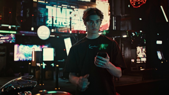 Video Reference: Standing, Fun, Flash photography, Entertainment, Microphone, Eyewear, Audio equipment, Recreation, Technology, Electronic device