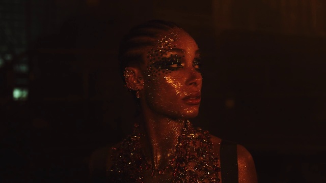 Video Reference: Fashion design, Flash photography, Performing arts, Entertainment, Art, Jewellery, Event, Darkness, Performance art, Necklace