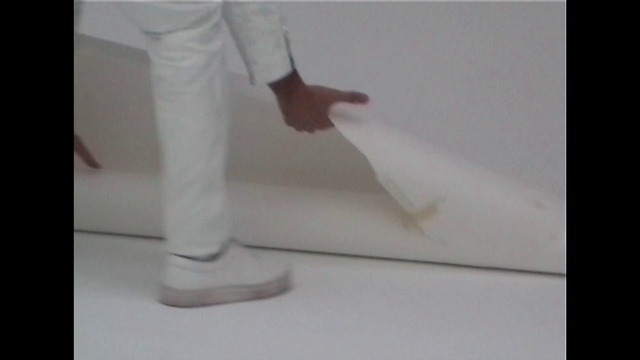 Video Reference: Sleeve, Gesture, Blazer, Knee, Human leg, Rectangle, Thumb, Barefoot, Linens, Foot