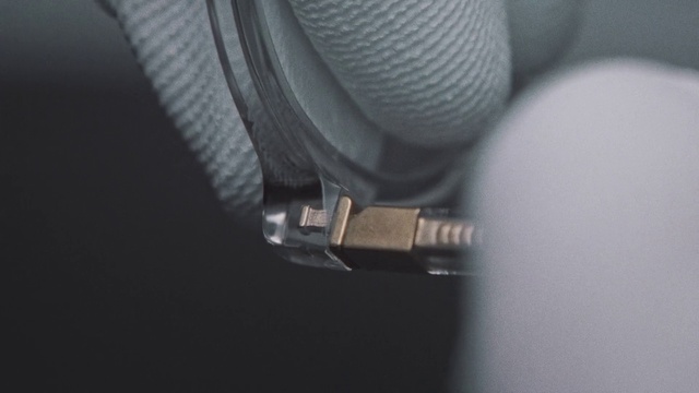 Video Reference: Automotive tire, Sleeve, Grey, Audio equipment, Cable, Dress shirt, Synthetic rubber, Wire, Auto part, Electric blue