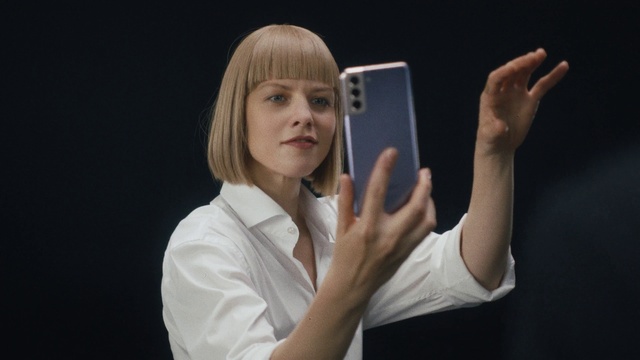 Video Reference: Hand, Arm, Gesture, Flash photography, Eyelash, Elbow, Long hair, Layered hair, Event, Gadget