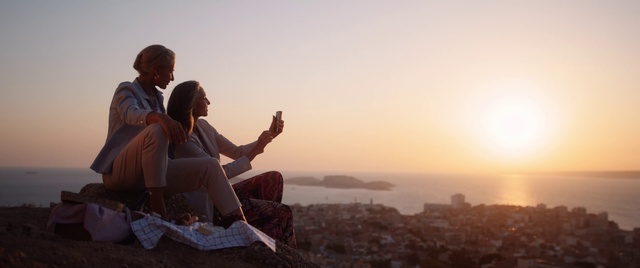 Video Reference: Sky, Water, People in nature, Cloud, Gesture, Travel, Happy, Atmospheric phenomenon, Horizon, Landscape