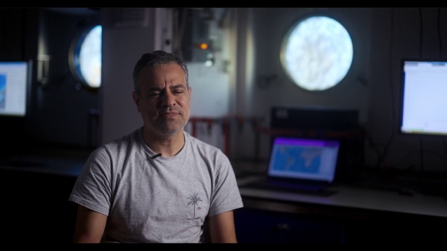 Video Reference: Computer, Flash photography, Personal computer, Fun, Output device, Laptop, Space, T-shirt, Darkness, Electric blue