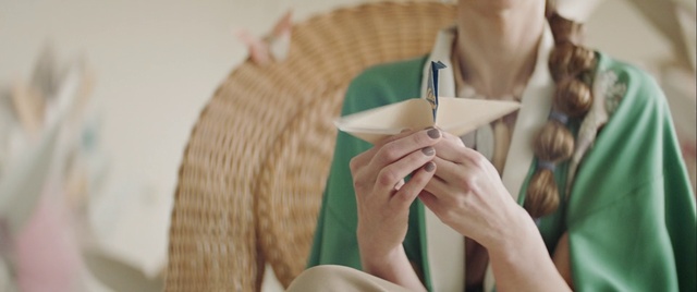 Video Reference: Neck, Textile, Gesture, Tableware, Finger, Eyewear, Wrist, Jewellery, T-shirt, Fun