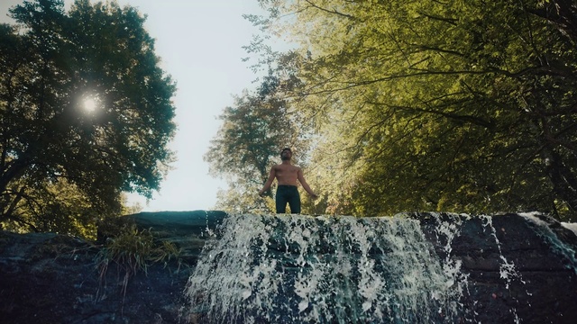 Video Reference: Water, Sky, People in nature, Vegetation, Tree, Body of water, Sunlight, Watercourse, Fountain, Grass