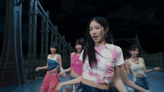 Video Reference: Flash photography, Thigh, Leisure, Happy, Black hair, Performing arts, Entertainment, Waist, Dance, Event