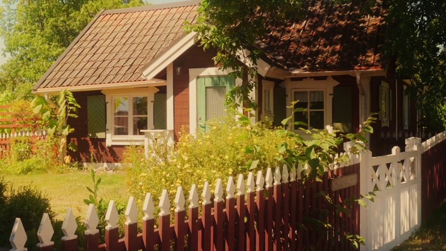 Video Reference: Plant, Building, Window, Property, Leaf, Nature, House, Tree, Wood, Fence