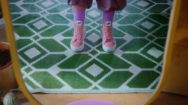 Video Reference: Product, Green, Human body, Textile, Rectangle, Line, Flooring, Chair, Knee, Material property