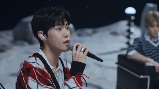 Video Reference: Microphone, Musician, Music artist, Public address system, Music, Entertainment, Flash photography, Audio equipment, Performing arts, Concert