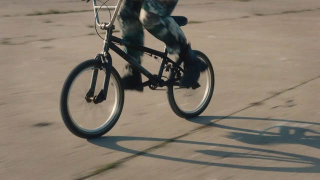 Video Reference: Bicycle, Wheel, Tire, Bicycles--Equipment and supplies, Crankset, Bicycle frame, Bicycle hub, Bicycle handlebar, Bicycle fork, Hub gear