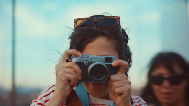 Video Reference: Hand, Sky, Photographer, Vision care, Digital camera, Camera lens, Reflex camera, Flash photography, Eyewear, Camera