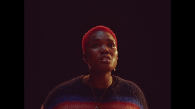 Video Reference: Cheek, Human body, Flash photography, Entertainment, Performing arts, T-shirt, Magenta, Event, Artist, Electric blue