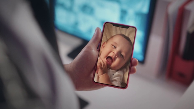 Video Reference: Skin, Smile, Eyebrow, Mouth, Comfort, Eyelash, Gesture, Flash photography, Finger, Happy