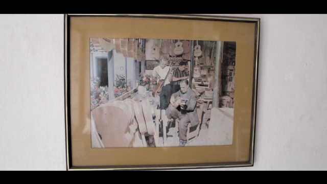 Video Reference: Picture frame, Art, Paint, Painting, Rectangle, Wood, Event, Visual arts, Room, Exhibition