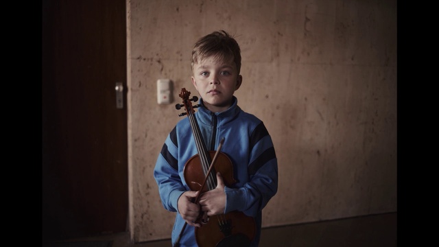Video Reference: Flash photography, Dress shirt, Sleeve, Gesture, Collar, Happy, Audio equipment, T-shirt, Elbow, Jewellery