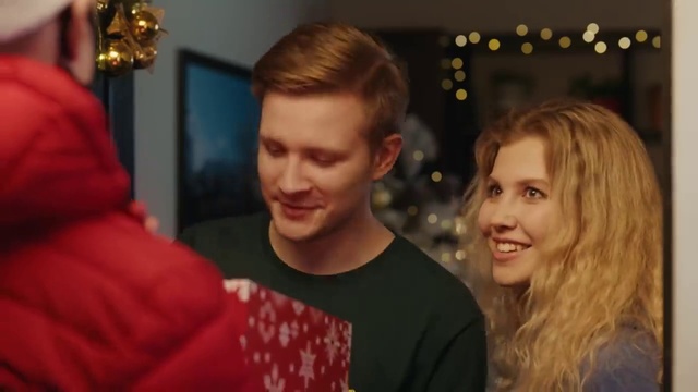 Video Reference: Forehead, Hair, Smile, Lip, Lighting, Flash photography, Happy, Event, Fun, T-shirt