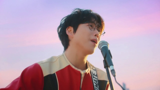 Video Reference: Microphone, Sky, Musician, Vision care, Music, Public address system, Music artist, Entertainment, Audio equipment, Eyewear