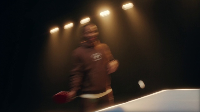 Video Reference: Gesture, Music, Performing arts, Entertainment, Event, Lens flare, Elbow, Darkness, Artist, Music artist
