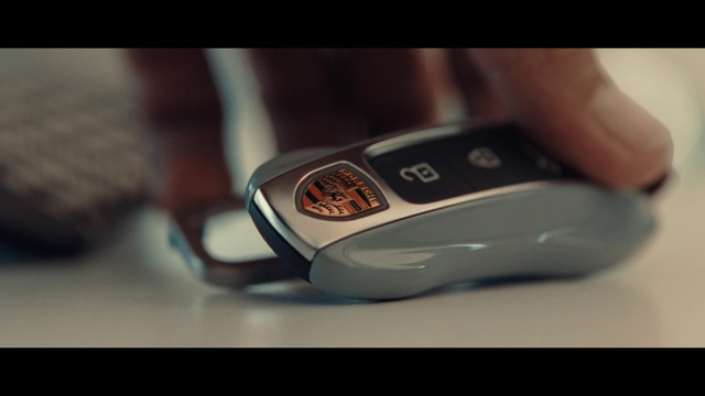 Video Reference: Input device, Font, Sports equipment, Finger, Automotive design, Audio equipment, Motor vehicle, Gadget, Fashion accessory, Titanium