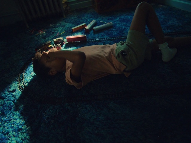 Video Reference: Leg, Blue, Flash photography, Shorts, Knee, Thigh, Elbow, Flooring, Tints and shades, Leisure