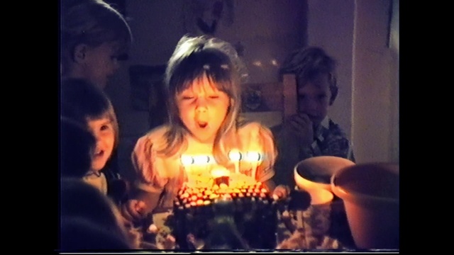 Video Reference: Candle, Flash photography, Happy, Fun, Event, Heat, Birthday cake, Sharing, T-shirt, Room