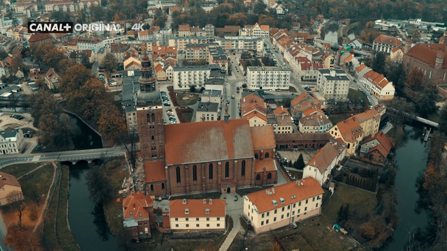 Video Reference: Building, World, Architecture, Urban design, House, Neighbourhood, Residential area, Cityscape, City, Landscape