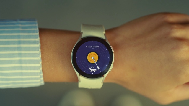 Video Reference: Watch, Rectangle, Clock, Everyday carry, Wrist, Material property, Gadget, Gas, Watch accessory, Electric blue