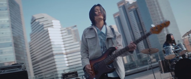 Video Reference: Sky, Daytime, Guitar, Musical instrument, Building, Musician, Guitar accessory, String instrument, Tower block, Street fashion