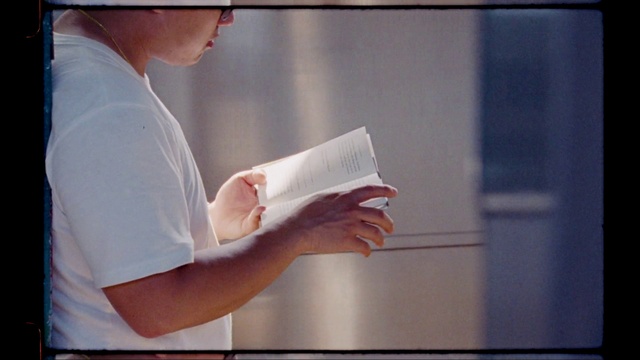 Video Reference: Hand, Arm, Shoulder, Gesture, Cap, Elbow, Baseball cap, Hat, Human leg, T-shirt