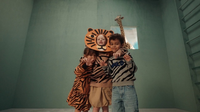 Video Reference: Gesture, Fashion design, Performing arts, Art, Entertainment, Happy, Event, Fur, Fun, Visual arts