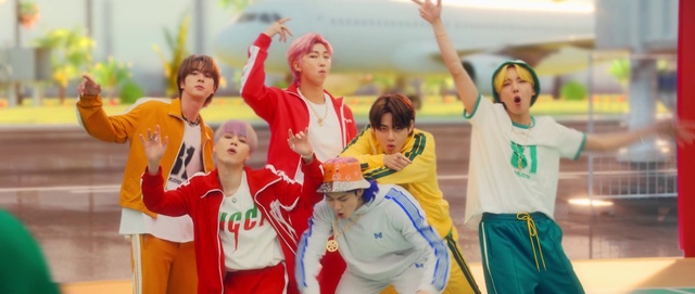 Video Reference: Shorts, Sports uniform, Player, Jersey, Gesture, Happy, Ball game, Sports, Team sport, Championship