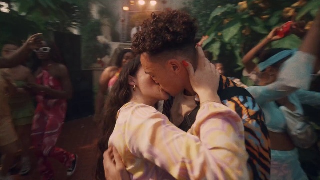 Video Reference: Temple, Flash photography, Gesture, Kiss, Happy, Entertainment, Fun, Event, Performing arts, Romance