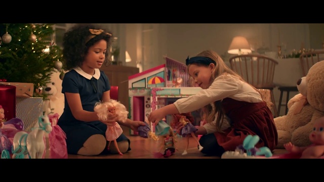 Video Reference: Entertainment, Happy, Flash photography, Performing arts, Stage, Event, Hat, Leisure, Performance art, Christmas