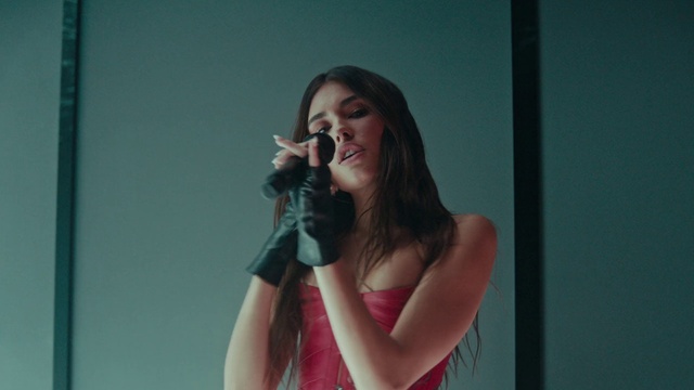 Video Reference: Face, Microphone, Shoulder, Public address system, Human body, Entertainment, Musician, Flash photography, Performing arts, Audio equipment