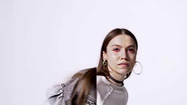 Video Reference: Flash photography, Neck, Eyelash, Sleeve, Gesture, Collar, Blazer, Leather jacket, Audio equipment, Fashion design