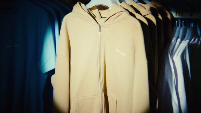 Video Reference: Sleeve, Collar, Blazer, Fashion design, Jacket, Clothes hanger, Formal wear, Electric blue, Natural material, Fashion accessory