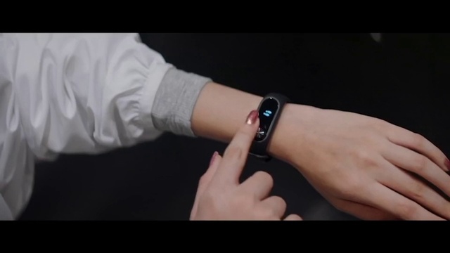 Video Reference: Hand, Arm, Shoulder, Neck, Flash photography, Sleeve, Street fashion, Body jewelry, Finger, Gesture
