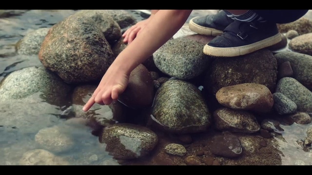 Video Reference: Leg, Bedrock, Thigh, Human leg, Landscape, Flooring, Foot, Barefoot, Nail, Soil