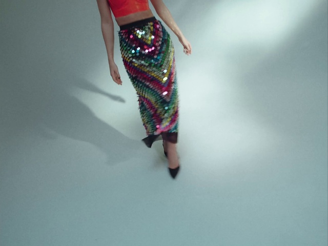 Video Reference: Hand, Leg, Sleeve, Knee, Gesture, Waist, Nail, Thigh, Street fashion, Fashion design