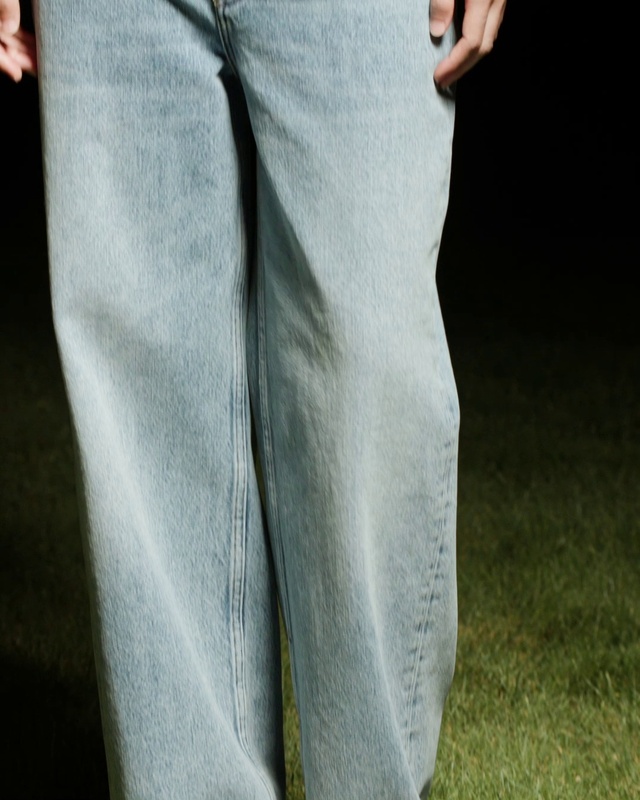 Video Reference: Leg, Human body, Sleeve, Waist, Thigh, Grey, Knee, Sportswear, Blazer, Denim