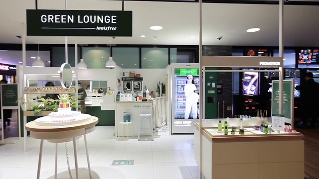 Video Reference: Building, Eyewear, Automotive design, Fixture, Retail, Display case, Flooring, Trade, Event, Stool