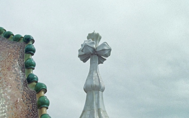 Video Reference: Sky, Cloud, Finial, Tower, Terrestrial plant, Symmetry, Art, Pole, Metal, Glass