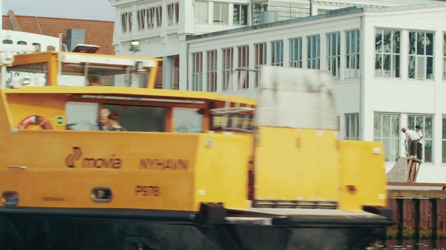 Video Reference: Vehicle, Window, Building, Motor vehicle, Rolling stock, Rolling, Electricity, Gas, Track, Locomotive