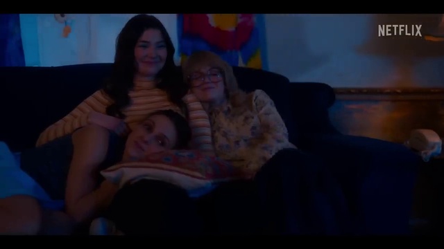 Video Reference: Smile, Comfort, Happy, Flash photography, Leisure, Thigh, Lap, Event, Electric blue, Television program