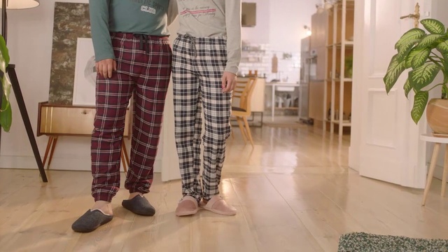 Video Reference: Tartan, Sleeve, Waist, Plaid, Street fashion, Wood, Floor, Flooring, Knee, Thigh