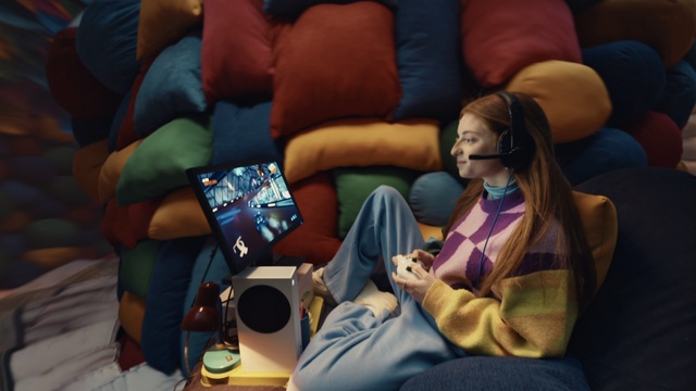 Video Reference: Couch, Comfort, Human, Human body, Lap, Finger, Interaction, Thigh, Leisure, Fun