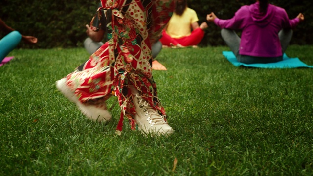 Video Reference: Clothing, Shorts, People in nature, Grass, Plant, Happy, Leisure, Dance, Performing arts, Event