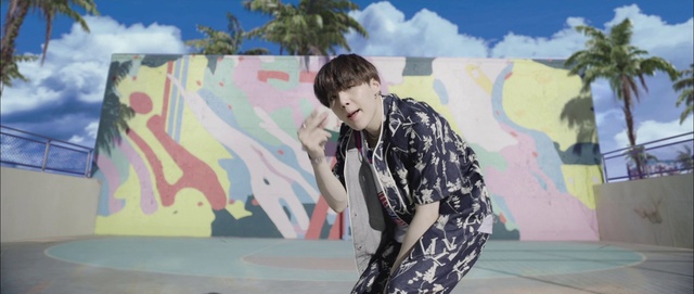 Video Reference: Face, Sky, Artist, Tree, Street fashion, Art, Graffiti, Entertainment, Leisure, Fashion design