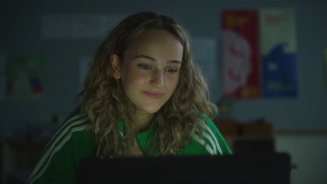 Video Reference: Hair, Head, Flash photography, Fun, Smile, Long hair, Event, Darkness, Brown hair, Electric blue