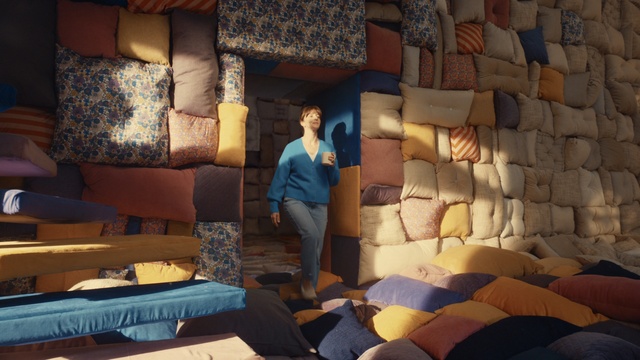 Video Reference: Property, Comfort, Wood, Interior design, Living room, Lamp, Pillow, Leisure, Couch, Real estate